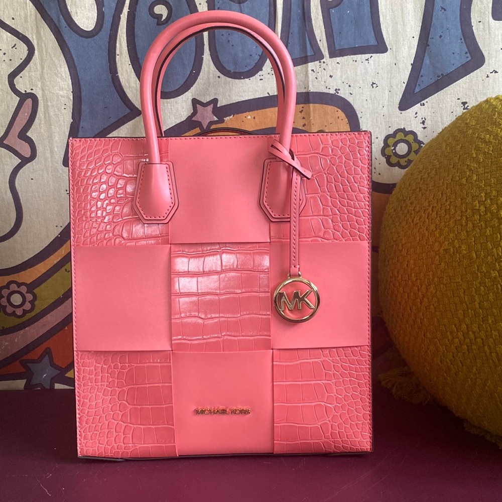 Micheal Kors Mercer medium shopper in the color grapefruit with cross body strap